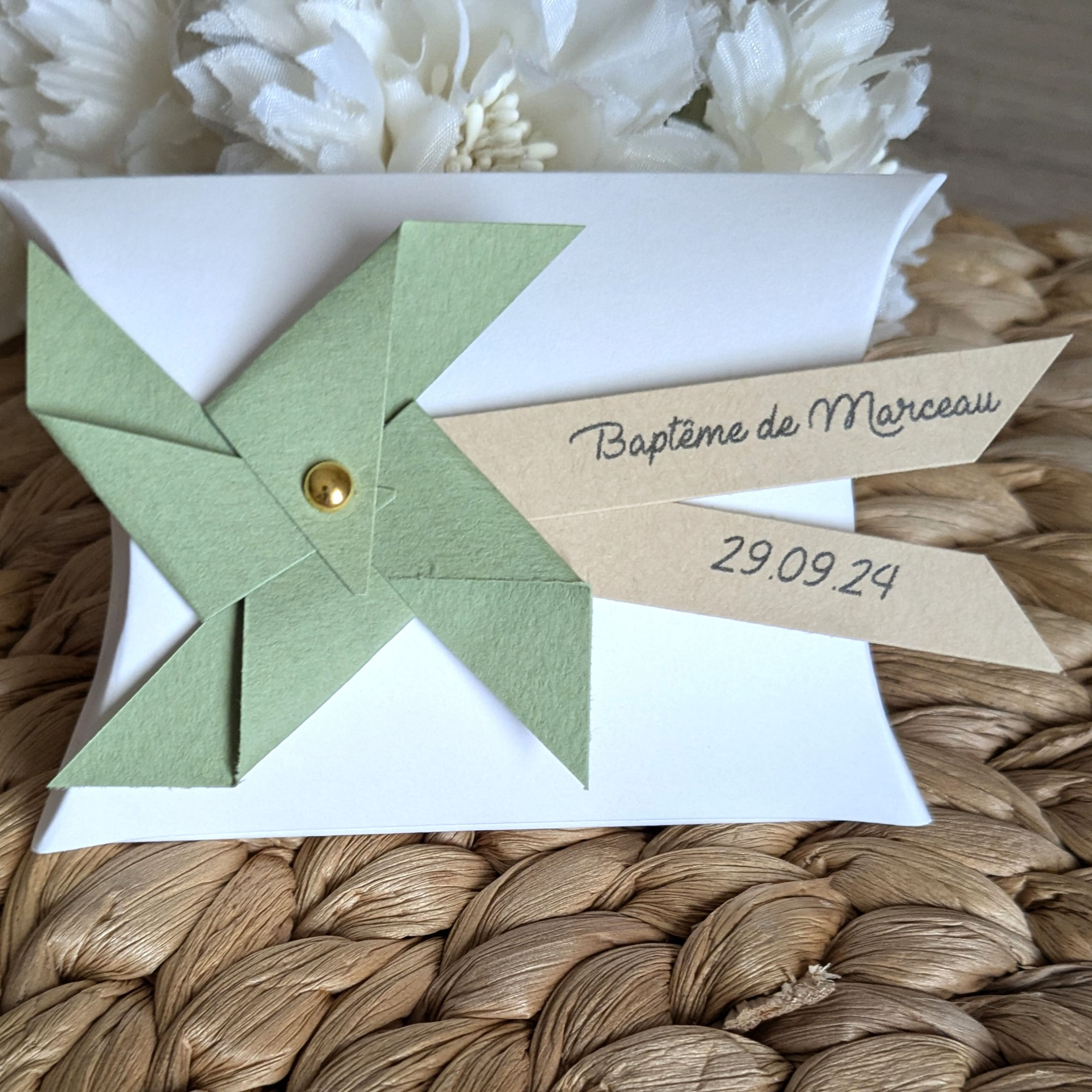 Boîte à dragée blanche avec moulin vert - plusieurs coloris disponibles