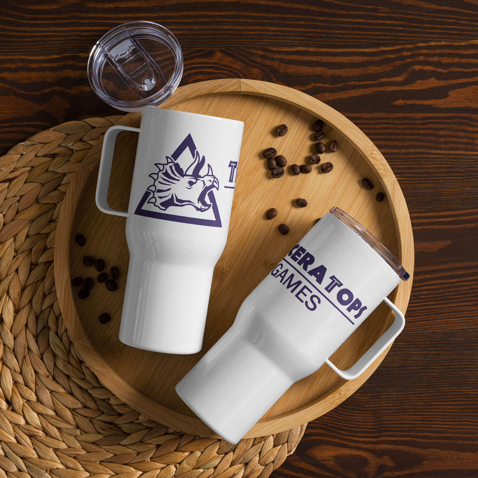 Travel mug with a handle