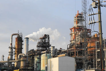 環境に影響を与える工場群