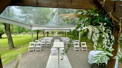 Chalet à louer en Montérégie, parfait pour mariages, réunions de groupe et retraites d'entreprise, accueillant jusqu'à 50 personnes. Réservez dès maintenant votre séjour inoubliable. Location de chalet en ligne.