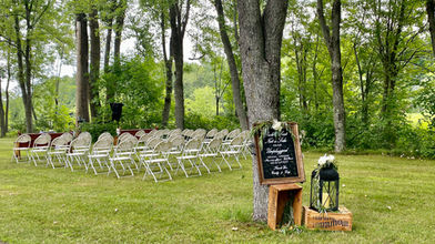 Chalet à louer en Montérégie, parfait pour mariages, réunions de groupe et retraites d'entreprise, accueillant jusqu'à 50 personnes. Réservez dès maintenant votre séjour inoubliable. Location de chalet en ligne.