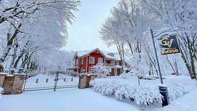 Chalet à louer en Montérégie, parfait pour mariages, réunions de groupe et retraites d'entreprise, accueillant jusqu'à 50 personnes. Réservez dès maintenant votre séjour inoubliable. Location de chalet en ligne.