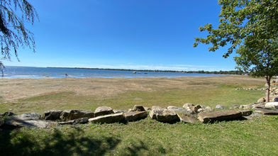 Chalet à louer en Montérégie, parfait pour mariages, réunions de groupe et retraites d'entreprise, accueillant jusqu'à 50 personnes. Réservez dès maintenant votre séjour inoubliable. Location de chalet en ligne.