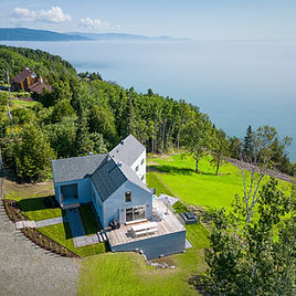 chalet Charlevoix, location chalet Charlevoix, vue sur le fleuve Saint-Laurent, vacances en famille Charlevoix, chalet avec spa, chalet avec sauna, chalet luxueux Charlevoix, hébergement Charlevoix, escapade romantique Charlevoix, chalet avec terrasse, chalet en pleine nature, chalet calme Charlevoix, maison de vacances Charlevoix, séjour tranquille Charlevoix, chalet Atelier Schwimmer