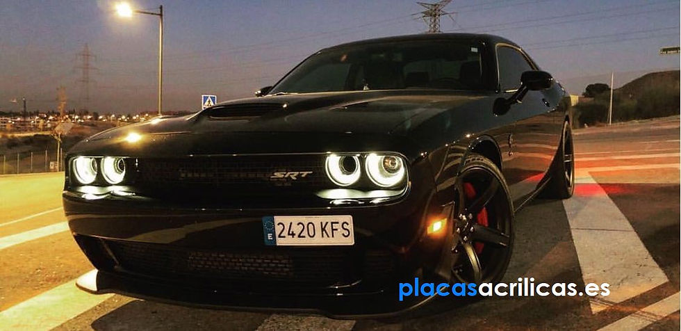 Dodge Challenger con matrícula corta PUSH&GO Placasacrilicas.com