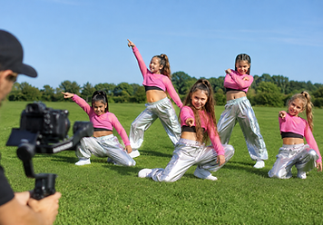 dansers in het gras