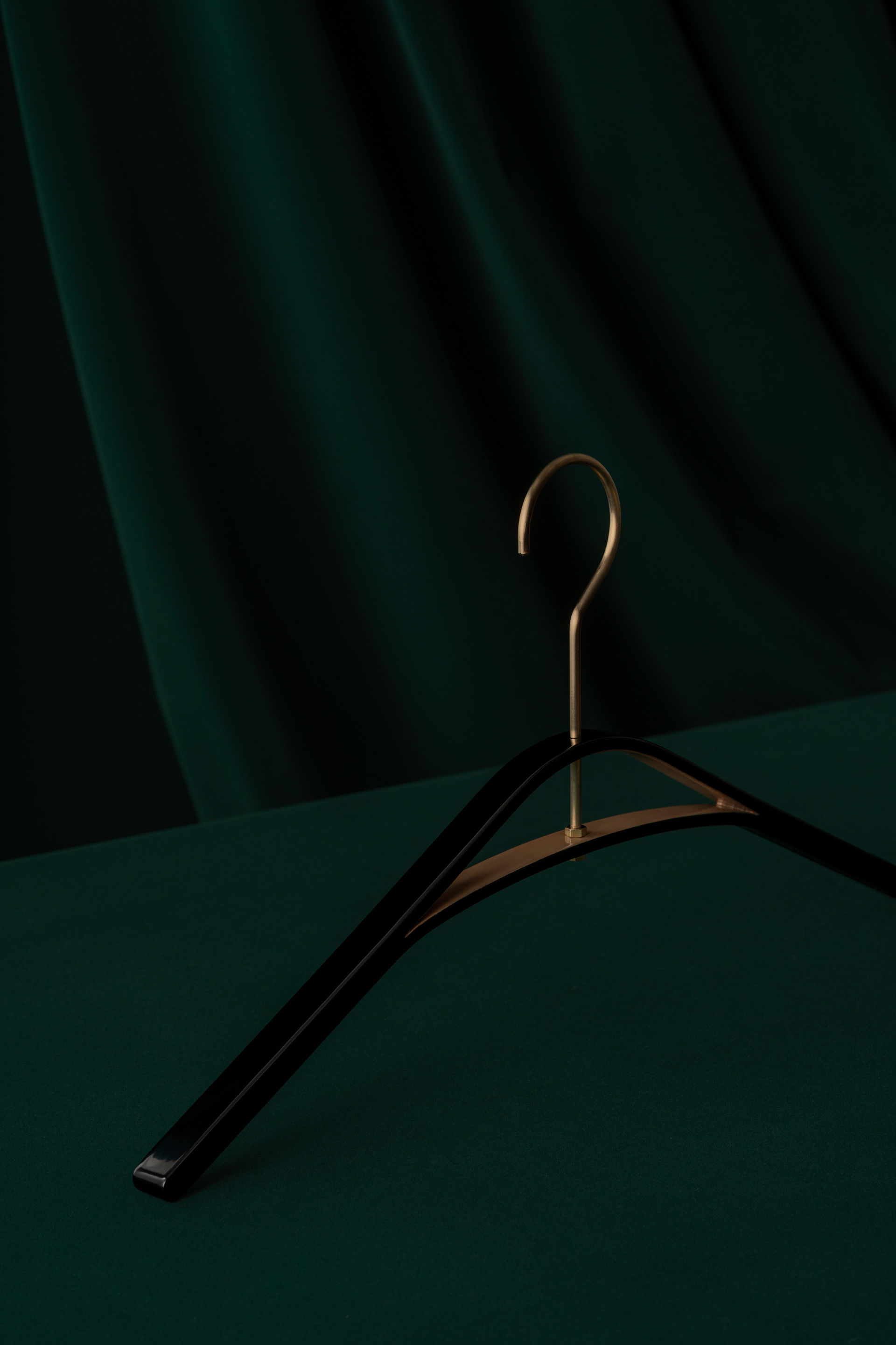 黒の漆塗りのハンガー