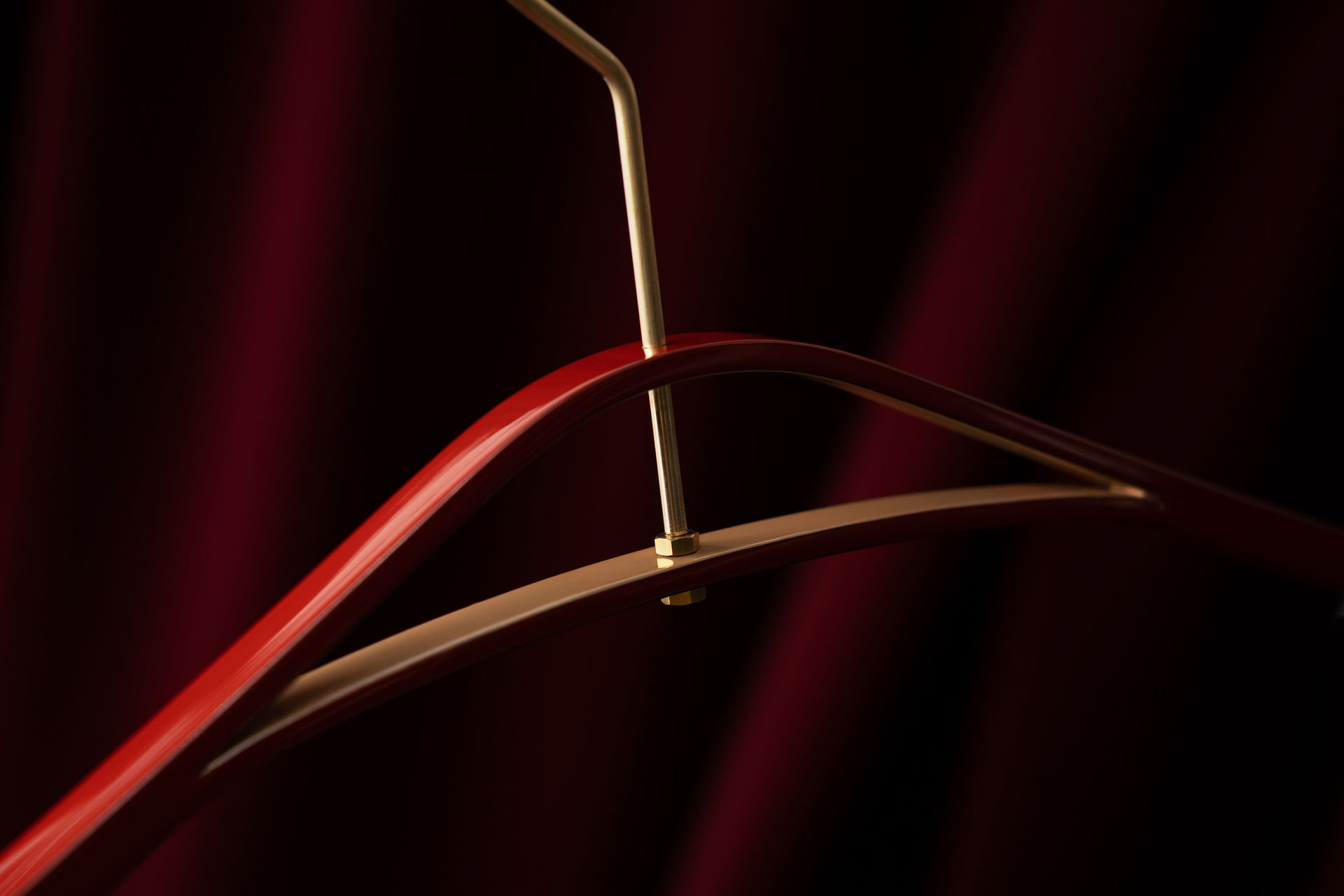 赤の漆塗りのハンガー