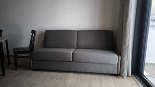 * Bočnice-područky: Felix rozkládací pohovka
* Modul: (XXL)-KLASik s matrací Stretch 14cm
* Zádová opěrka: ULPR (uvnitř s úložným prostorem)
* Potahová látka: Deli-26
* Pohledová světlá výška: 5cm
* Nožky: Konus
* Dekor dřeva: Černá
