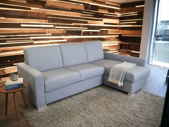 Rozkládací rohová souprava na každodenní spaní v látce Fortis-16 v celkové šířce 255cm a postelí 140cm, zádová opěrka ULPR s úložným prostorem a matrací MAGnum 18cm vysokou