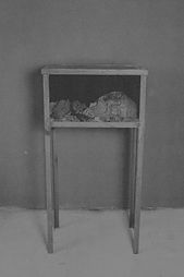Entre restos  (Dust, wax, metal, glass and remains of antique plaster sculpture, 140 x 70 x 45 cm)