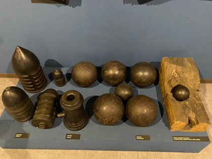 Proiettili da cannone e da mortaio di vario calibro, sulla destra palla ritrovata in tronc