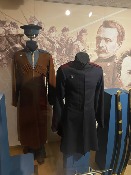 A sinistra uniforme di truppa da cosacco del Kuban, a destra uniforme da cosacco Siberian