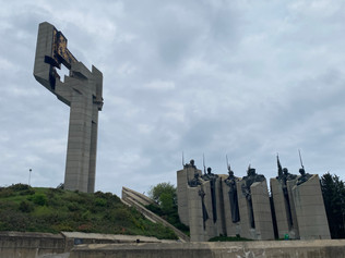 6) Complesso monumentale in onore dei difensori di Stra-Zagora, a sinistra la bandiera sti