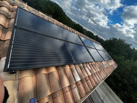 Panneaux solaires installés en surimposition sur toit en tuiles canal