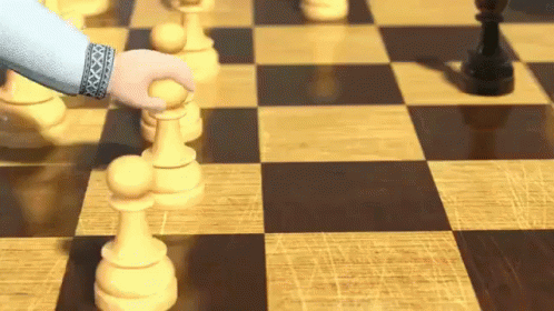 gif menininha avançando peão.gif
