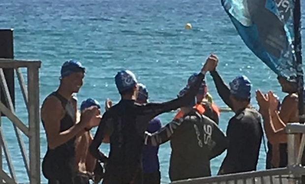 alex roca a punto para la salida en la triatlon de gava