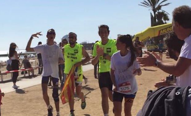 alex roca llegando a la meta en la triatlon de barcelona