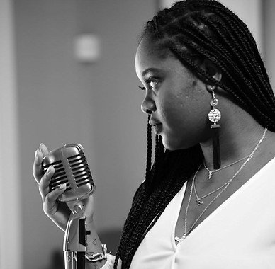 chelseai headshot.jpg