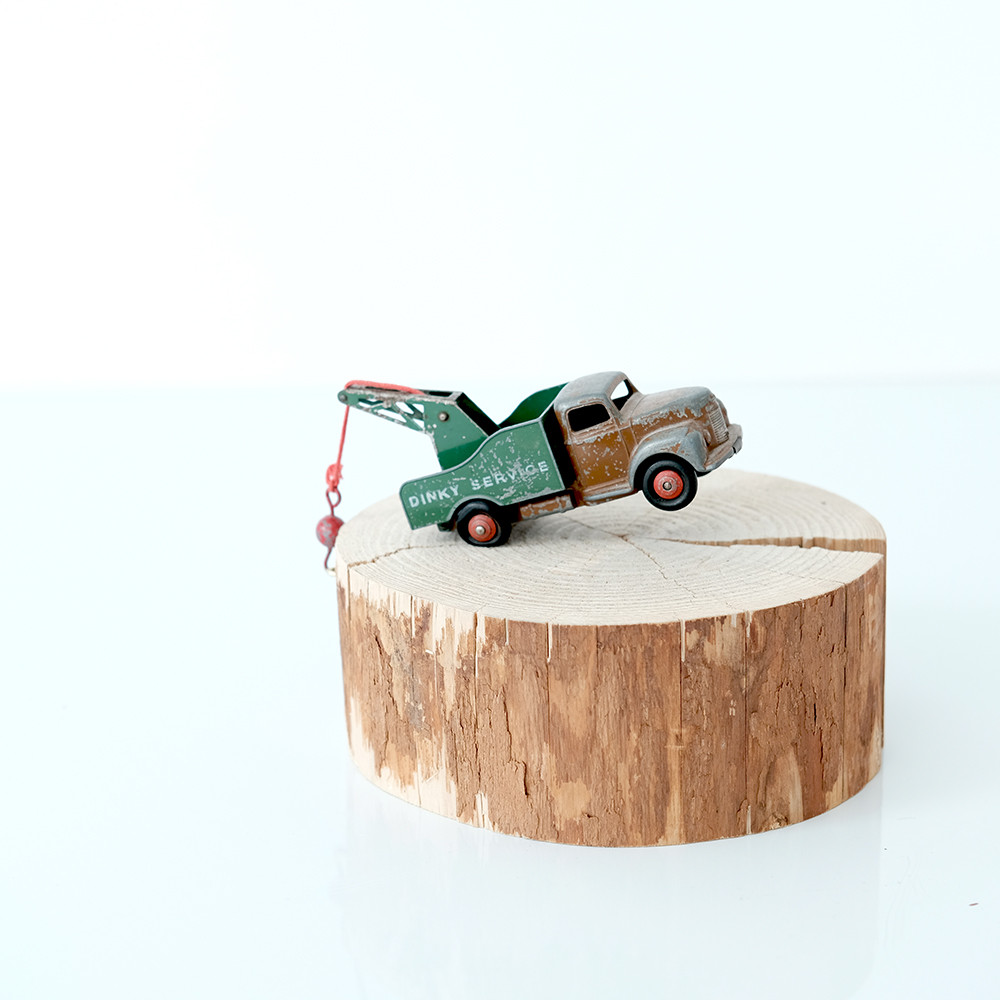 Camion Dinky Toys sur rondin en bois