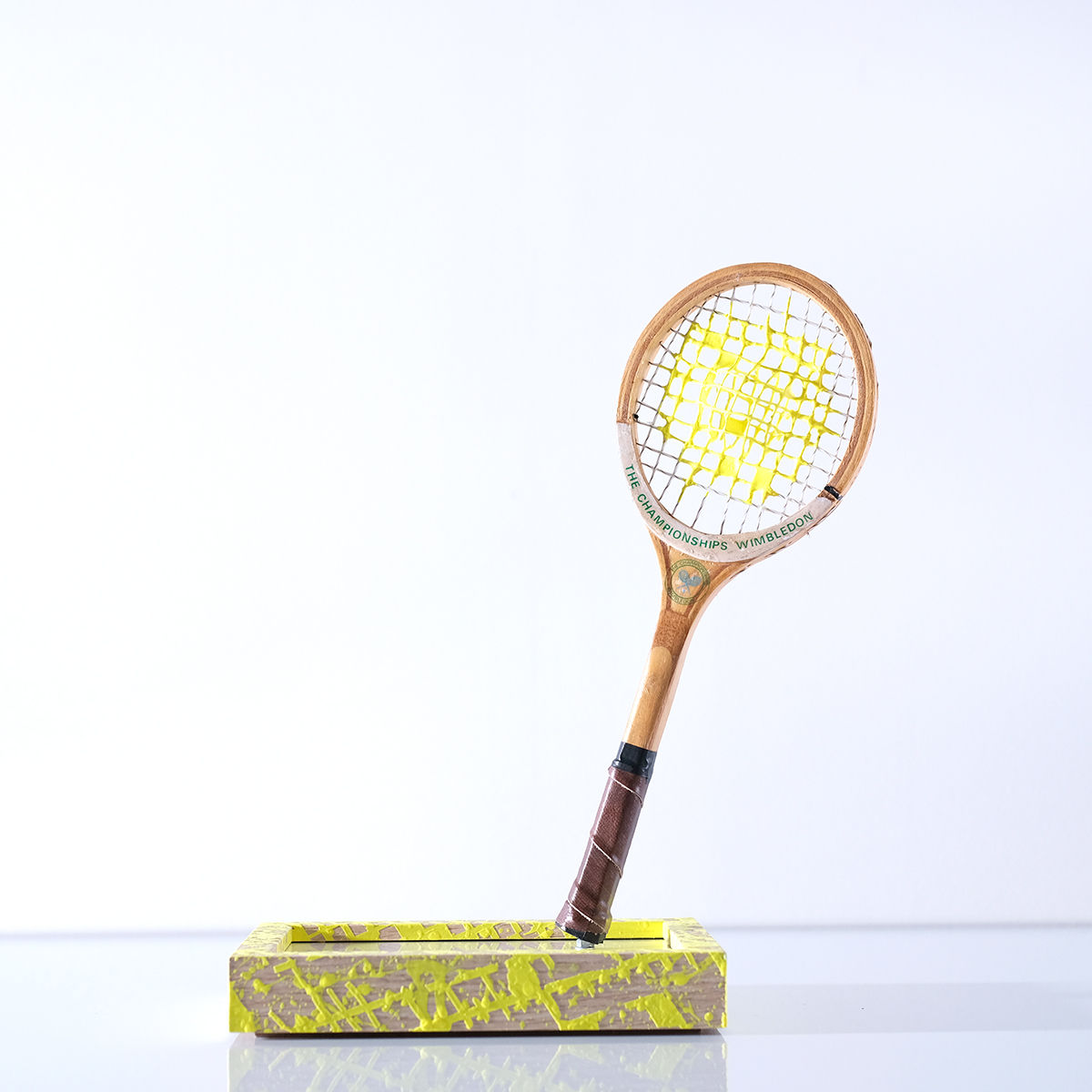 Sculpture 3D raquette de tennis jaune