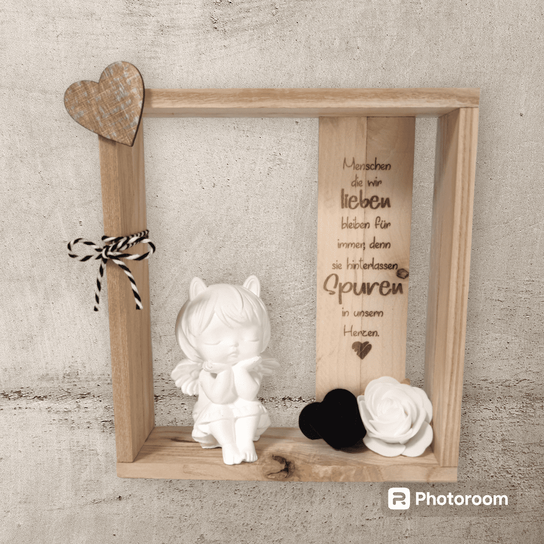 Engel im Holzrahmen, mit Trauerspruch