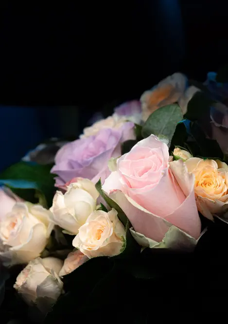 Bouquet de roses photographié en détail lors d’un reportage de mariage.