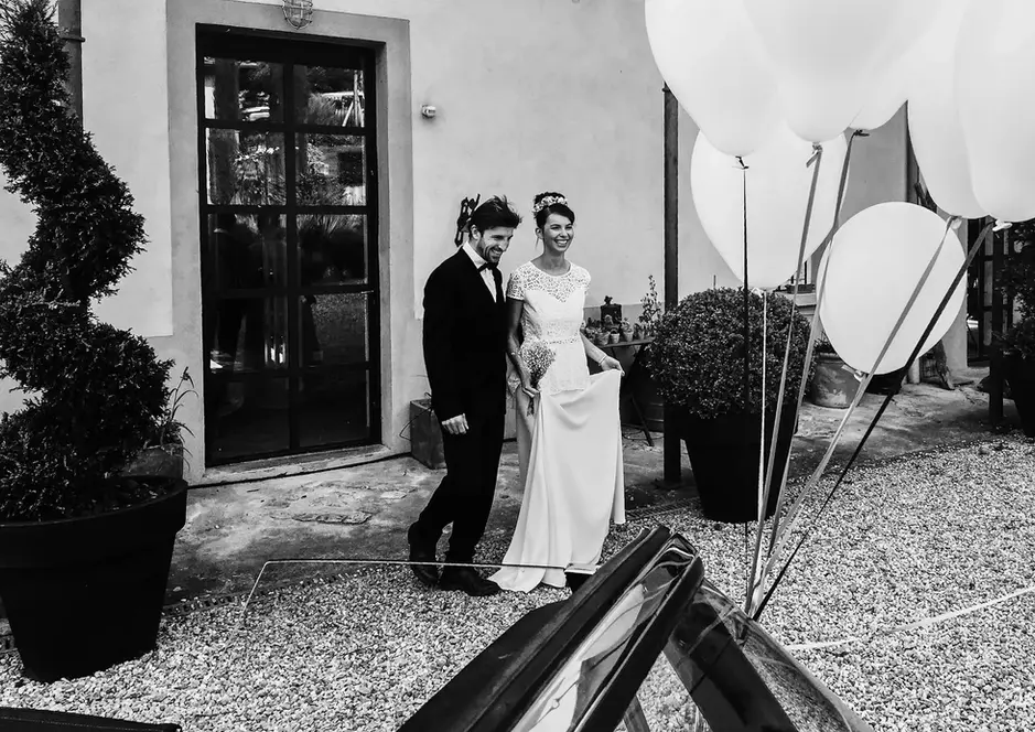 Mariés quittant la cérémonie lors de leur mariage.