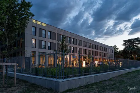 Photographie d’un bâtiment d’entreprise réalisée au coucher du soleil.