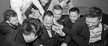 Groupe d’amis célébrant un EVG photographié lors d’un reportage avant un mariage.