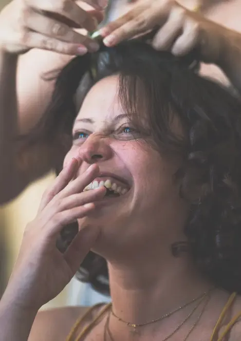 Préparatifs de la mariée avant la cérémonie lors d’un reportage de mariage réalisé par un photographe professionnel.