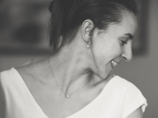 Mariée souriante lors des préparatifs de son mariage