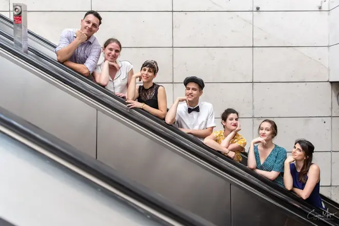Groupe d’amis réunis sur un escalator lors d’une sortie ensemble