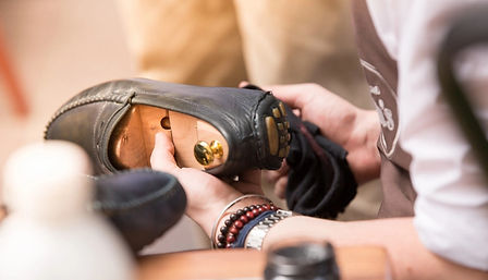 Photographie d’un artisan au travail mettant en valeur un savoir-faire professionnel.