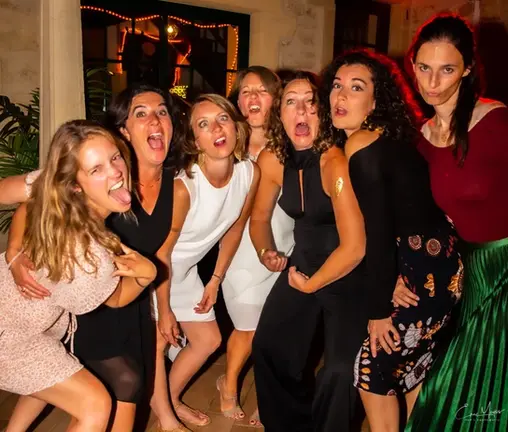 Groupe d’amies réunies lors d’une soirée festive