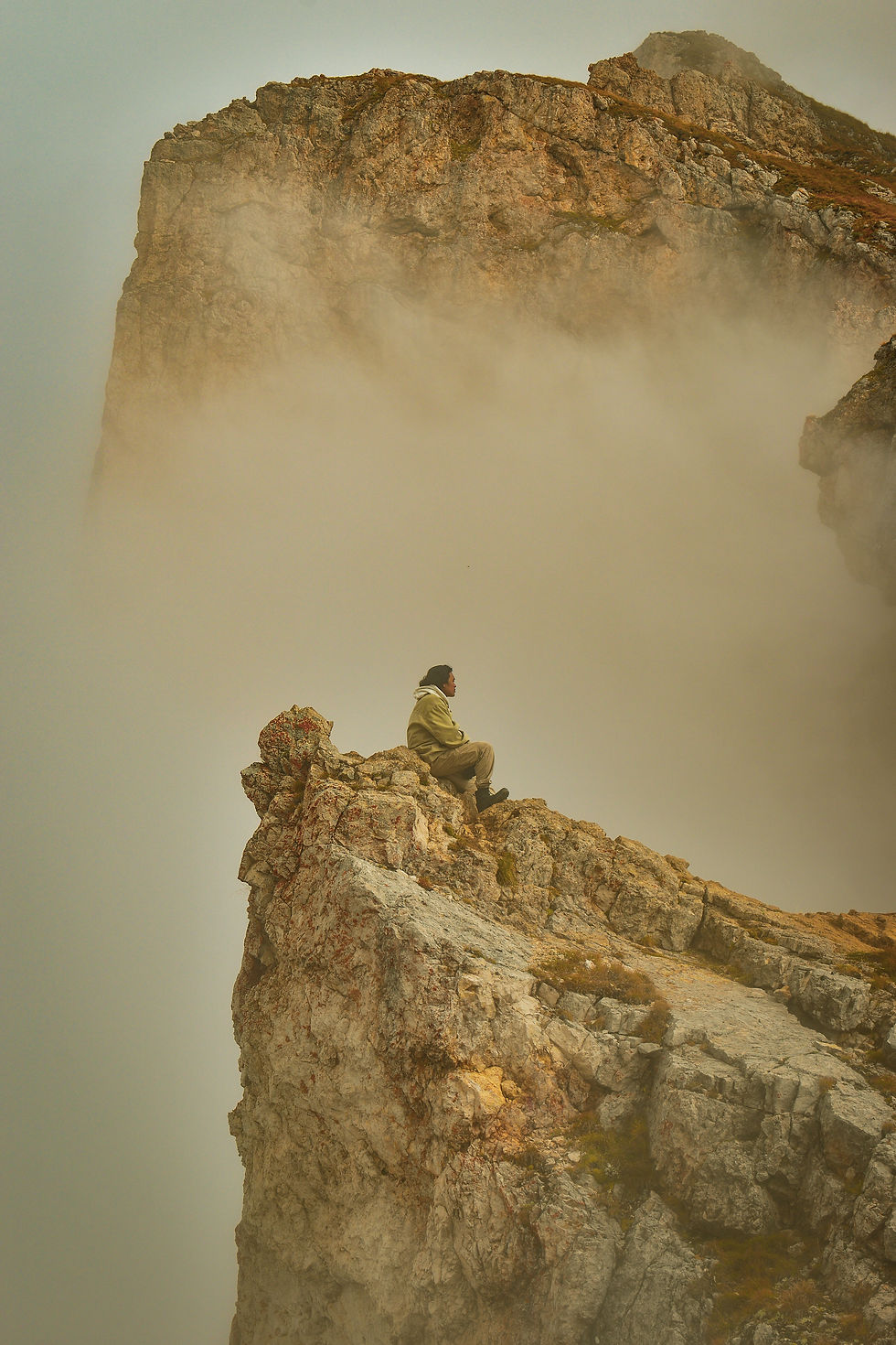 Miniatyrbild: ALONE, ABOVE THE WORLD