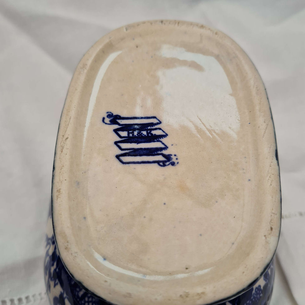 Thumbnail: Small blue and white willow pattern sauce tureen