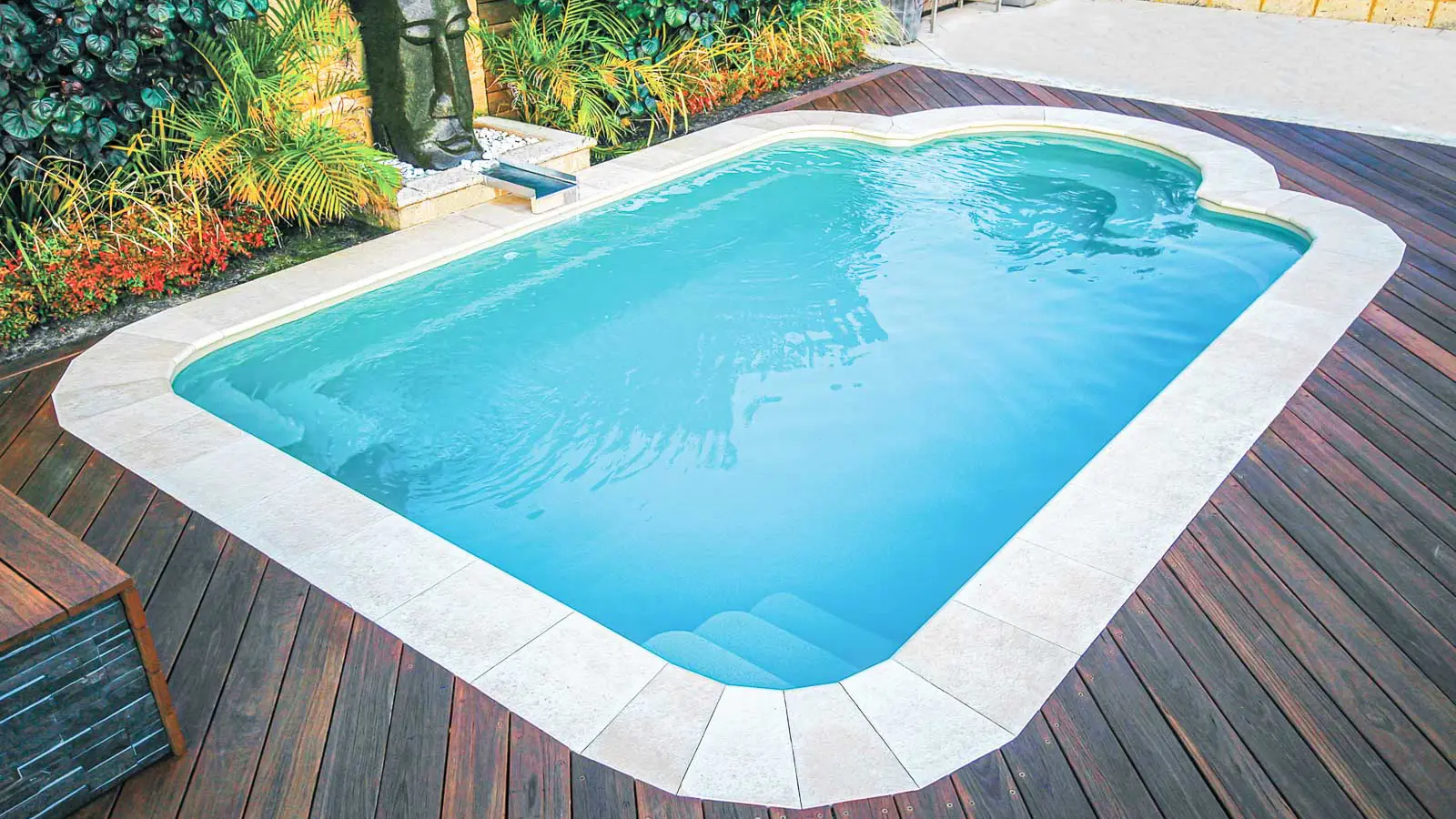 Leisure-Pools-Courtyard-Roman-fiberglass-pool.webp