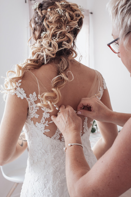 Habillage de la mariée.jpg