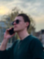 Svyato Telefoniert