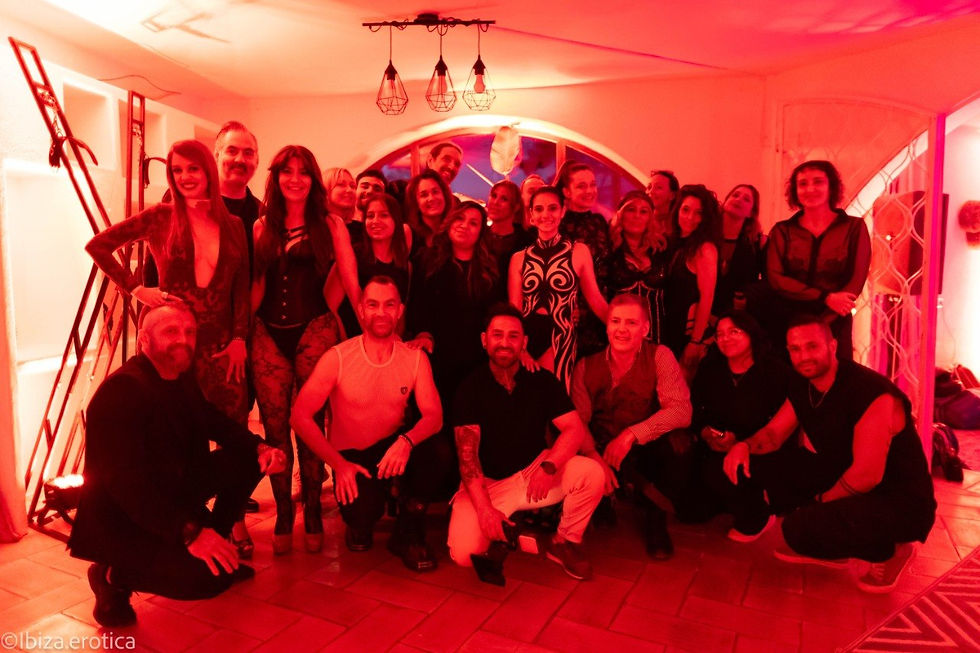 equipo de kinky love ibiza en la fiesta de mestizaje, mezcla entre liberal y bdsm