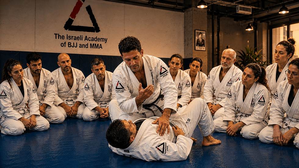 מאמן BJJ עם חגורה שחורה מלמד קבוצת מתחילים באקדמיית גרייסי ג'יו ג'יטסו בתל אביב