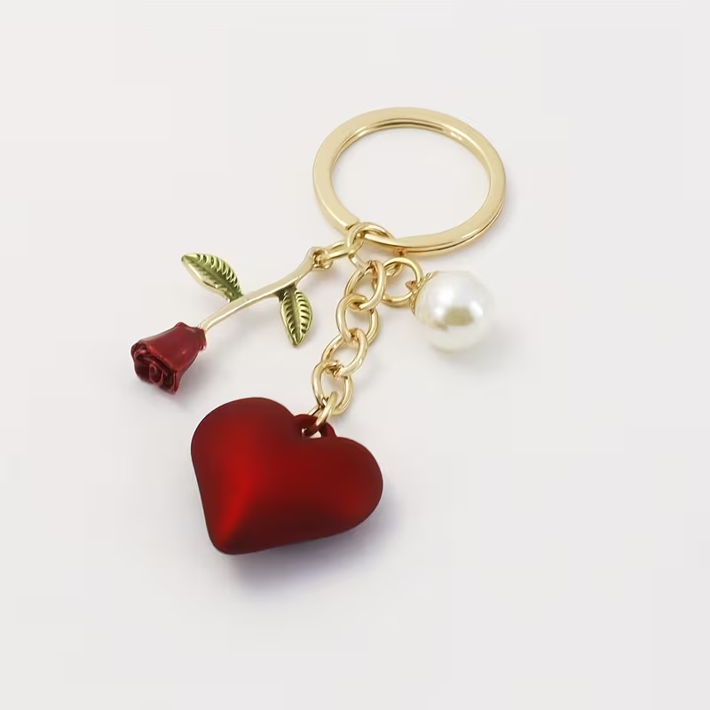 Nydelig Hjerte med rose og perle Nøkkelring i jernlegering. Perfekt som gave.