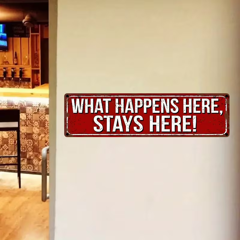2D Flat Vintage metallskilt med teksten: "What Happens Here, Stays Here!".