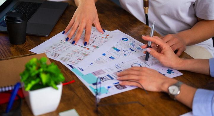 Consultora de META realizando entrevista para proceso de selección de personal