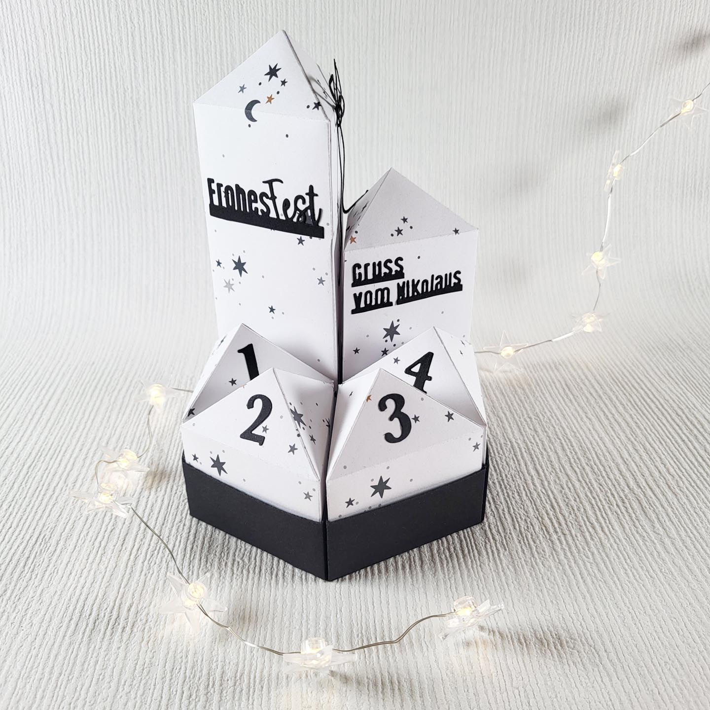 Adventskalender für vier Adventssonntage, Nikolaus und Weihnachten vorne