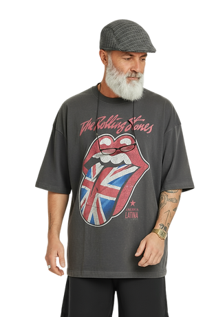 Homem com boné cinza e regata dos Rolling Stones-Photoroom.png