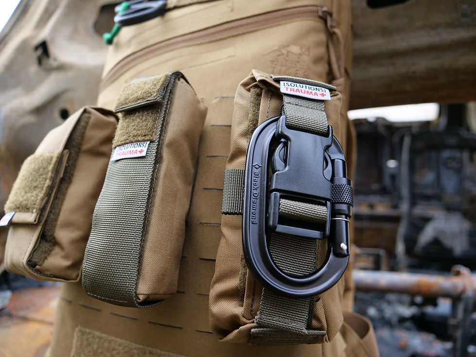 Fixée à l’extérieur d’un sac au système de fixation MOLLE.