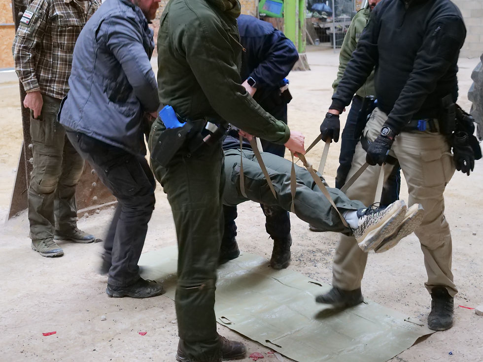 Des policiers se familiarisent à l’utilisation de la sangle comme civière de dépannage.