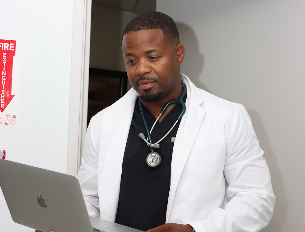 Profesional de Doc2Door consultando una computadora portátil en la clínica.